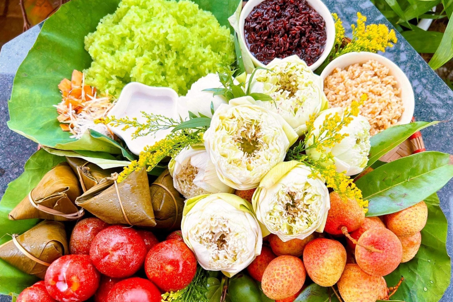 Tết Đoan Ngọ: Nguồn Gốc, Ý Nghĩa và Những Phong Tục Truyền Thống 2 Một mâm cũng Tết Đoan Ngọ